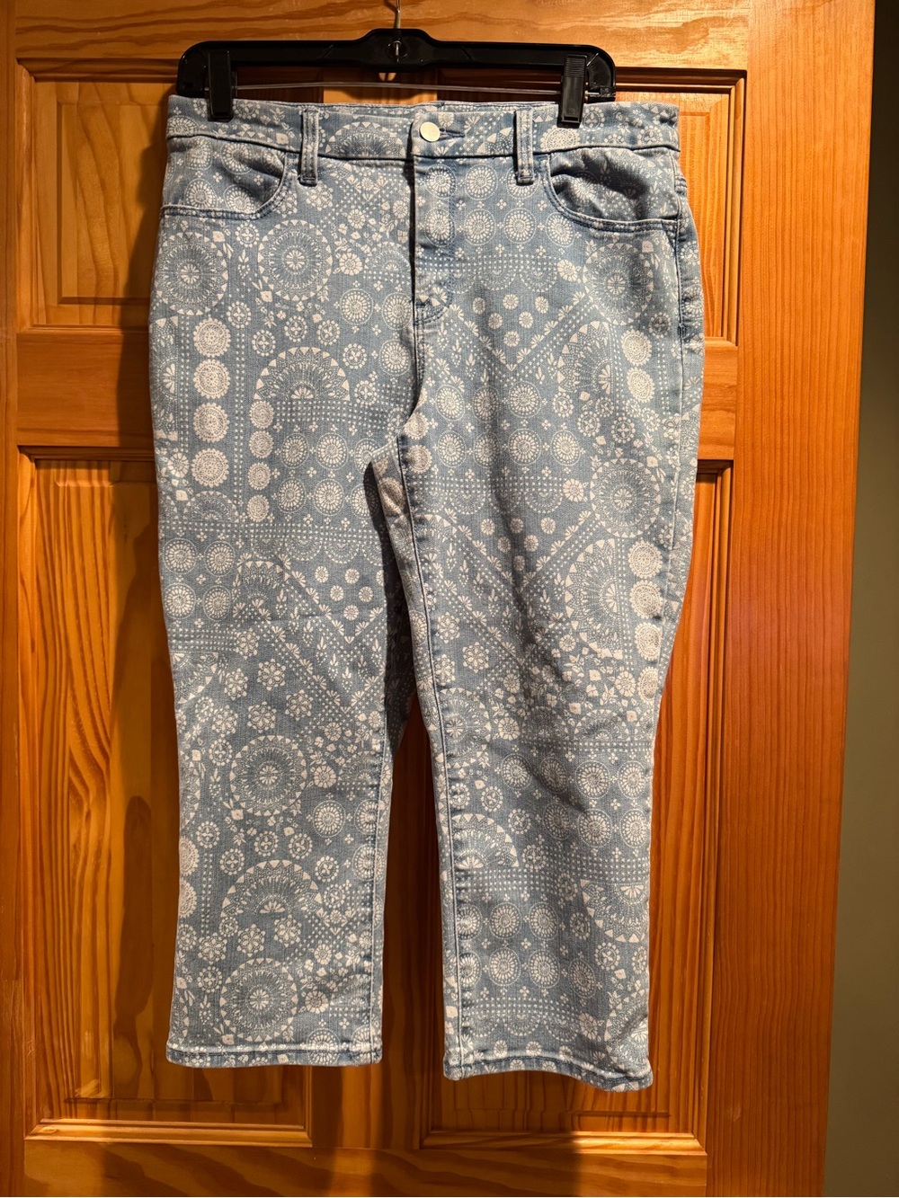 Chico’s Stretch Girlfriend Size .05/ Size 6 Capri Blue Printed Jeans